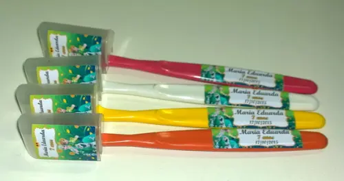 Escova dental infantil com protetor