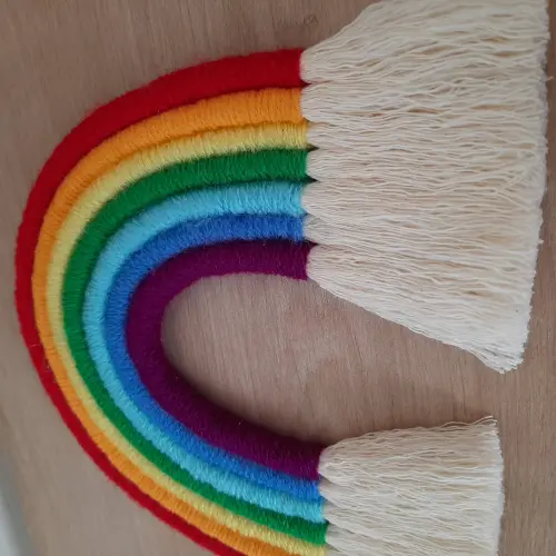 Enfeite de parede 'Meu Bebê Arco-íris'