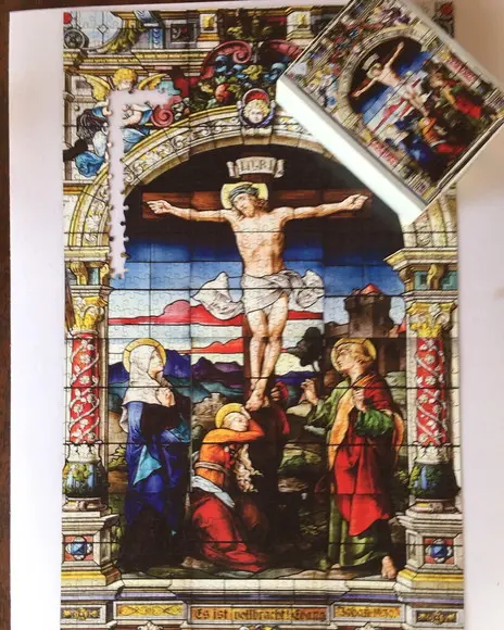 Quebra cabeça vitral crucificado 98 x 61 cm 1014 pçs