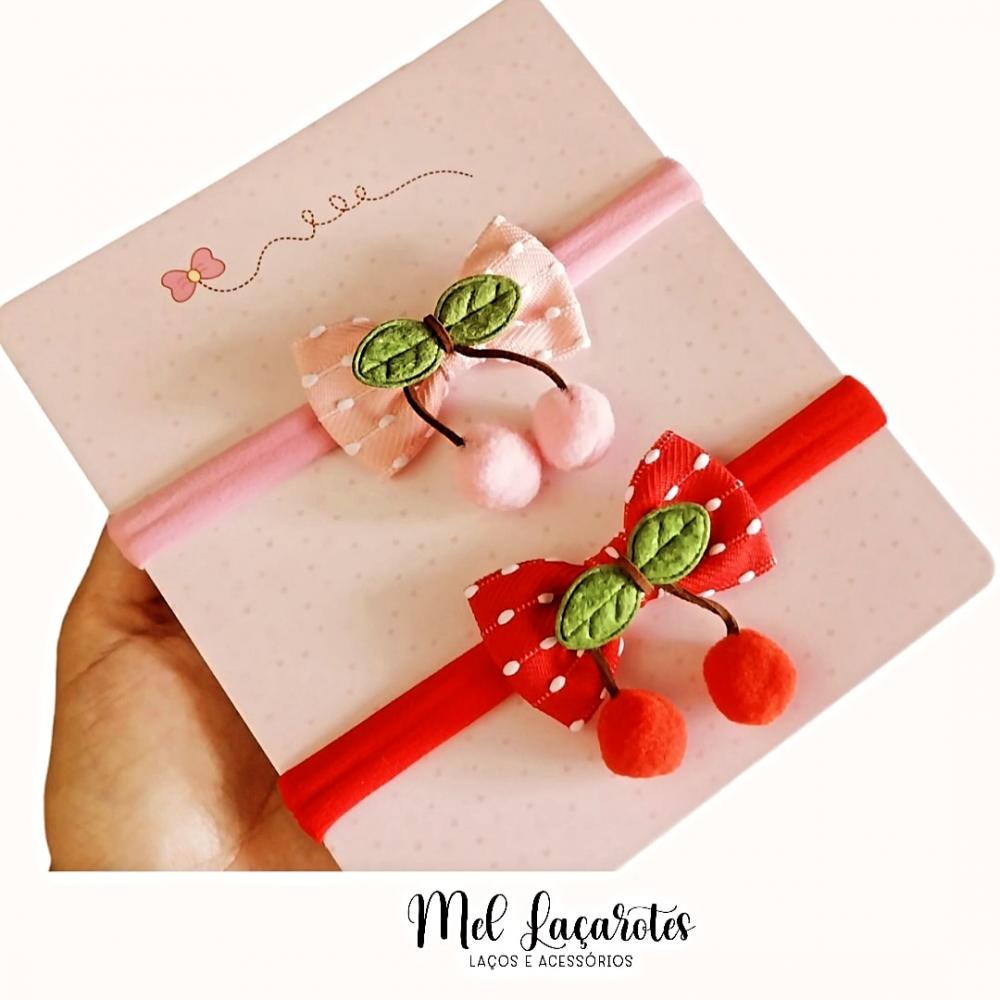 Kit com 2 lacinhos cereja na faixinha de bebê
