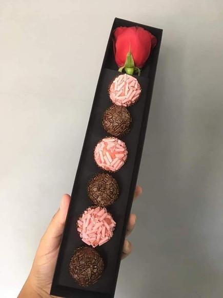 Arquivo silhouette caixa 6 doces e 1 rosa
