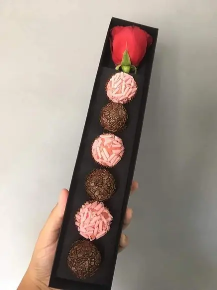 Arquivo silhouette caixa 6 doces e 1 rosa