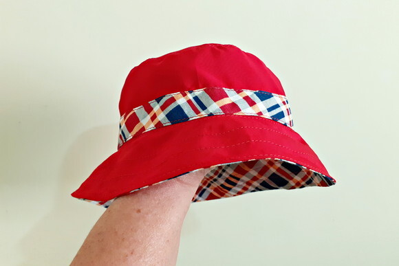 Chapéu de Tecido Vermelho e Xadrez