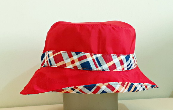 Chapéu de Tecido Vermelho e Xadrez