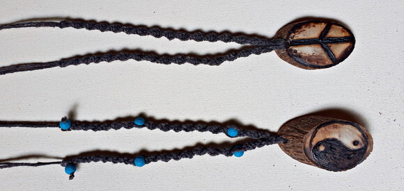 Colar De Macramê com Pingente de Madeira