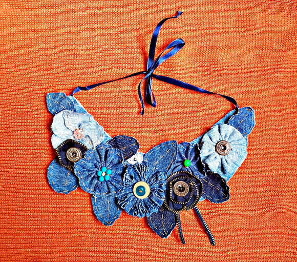 Maxicolar de Flores em Jeans