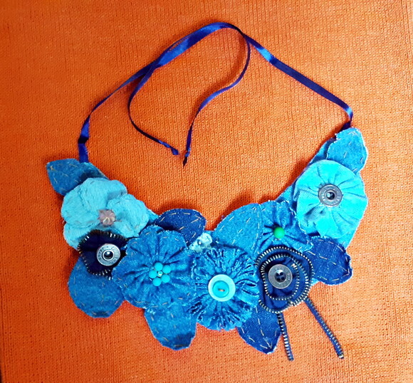 Maxicolar de Flores em Jeans