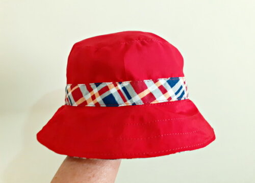 Chapéu de Tecido Vermelho e Xadrez
