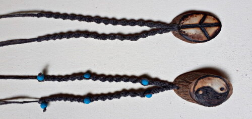 Colar De Macramê com Pingente de Madeira