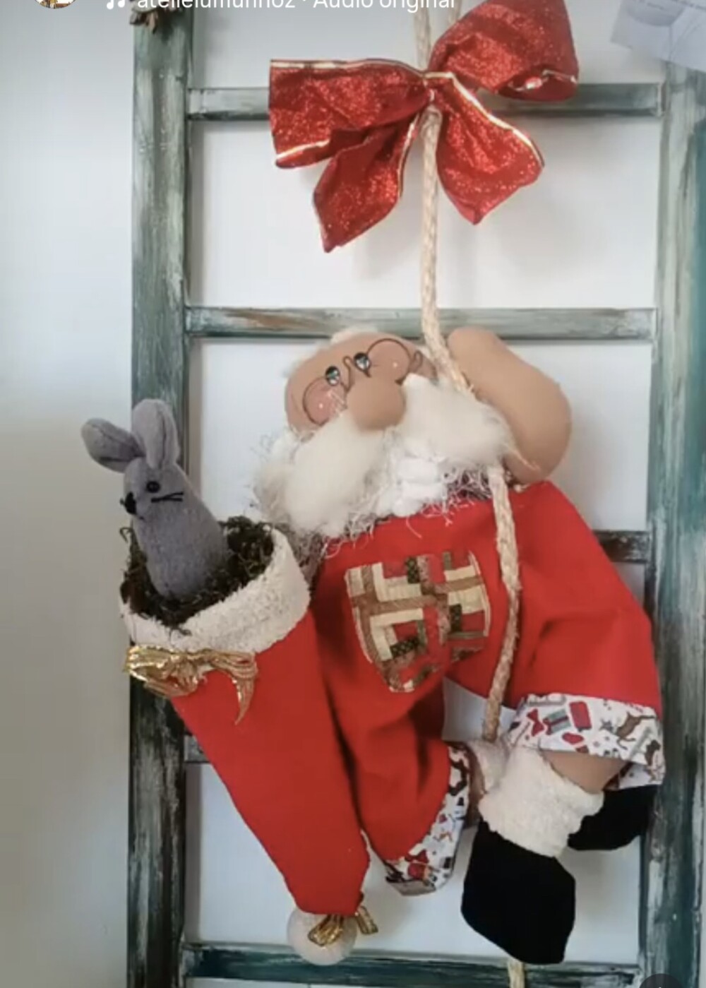 Papai noel careca na corda, com seu óculos exuberante, macacão