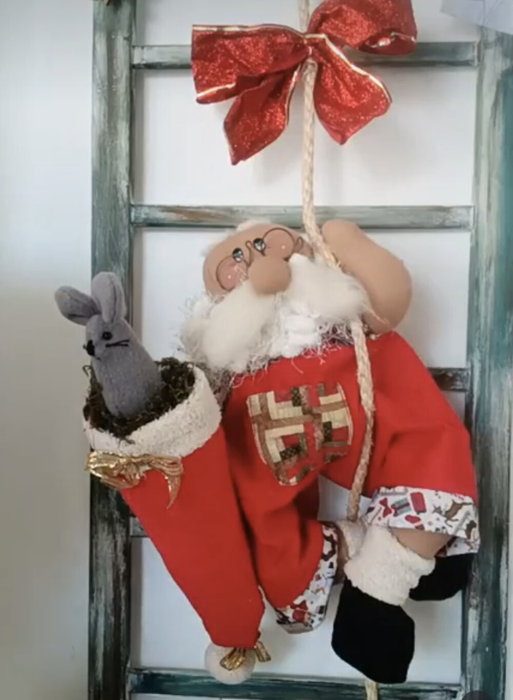 Papai noel careca na corda, com seu óculos exuberante, macacão