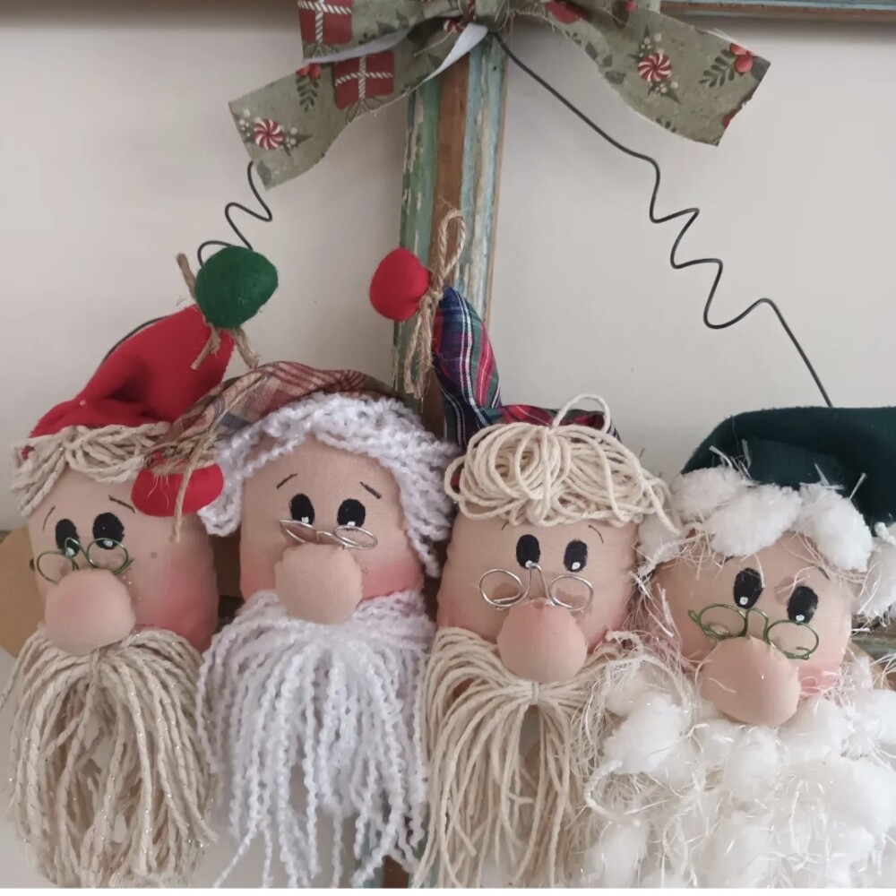 Enfeite de porta com 4 rostinhos