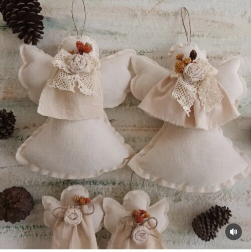 Anjo de Natal rústico com flores ,serve como pingente para árvo