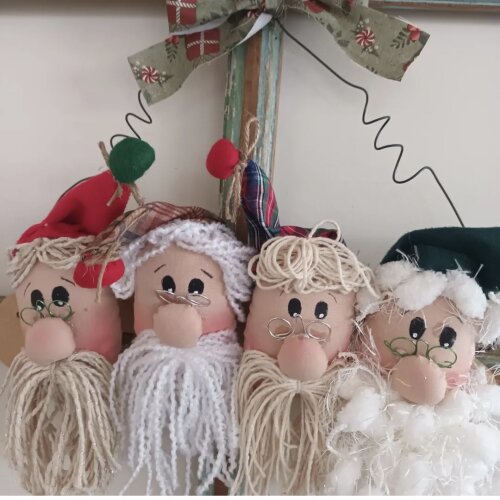 Enfeite de porta com 4 rostinhos