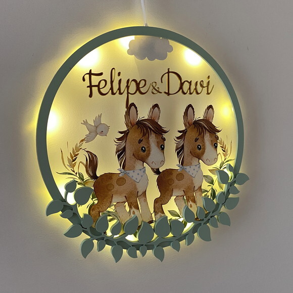 Porta Maternidade Cavalinho Irmãos Acrílico e Espelho Led