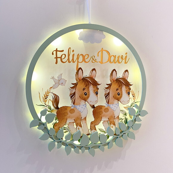 Porta Maternidade Cavalinho Irmãos Acrílico e Espelho Led