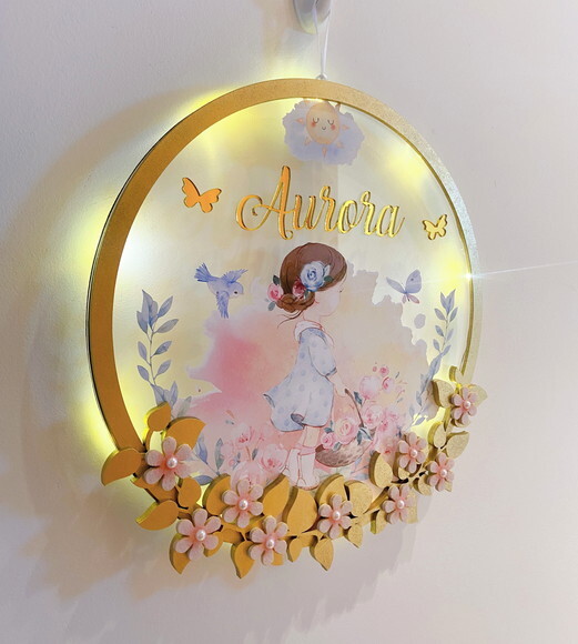 Porta Maternidade Menina no Jardim Acrílico e Espelho Led