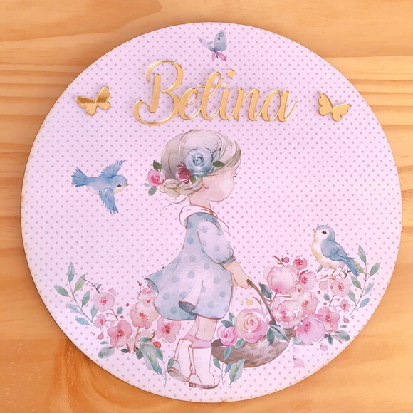 Porta Maternidade Menina no jardim MDF e Espelho
