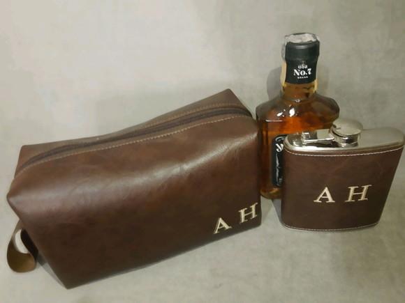 Necessaire e cantil em couro personalizado