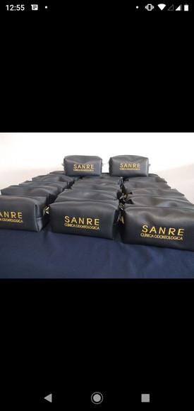 Necessaire em Couro com Logo Bordado