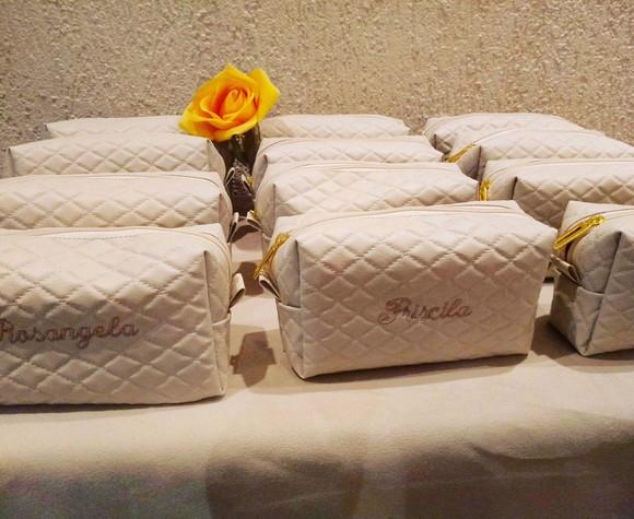Necessaire em couro personalizada com no