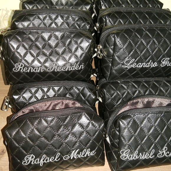 Necessaire em couro personalizada com no