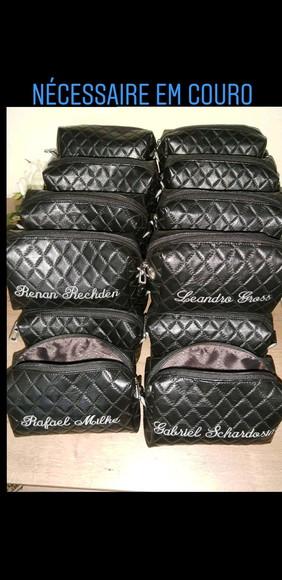 Necessaire em couro personalizada com no