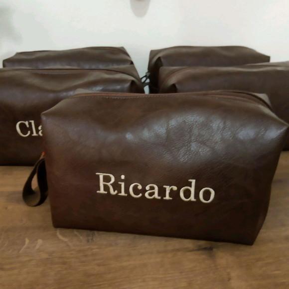 Necessaire em couro personalizada com no