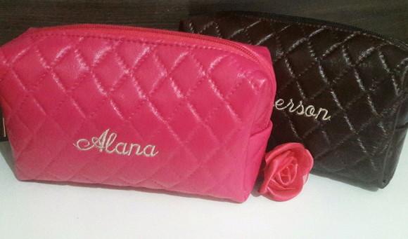 Necessaire em couro personalizada com no