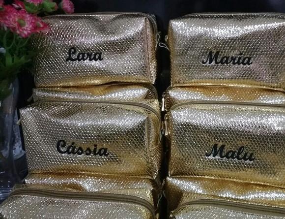 Necessaire em couro personalizada com no