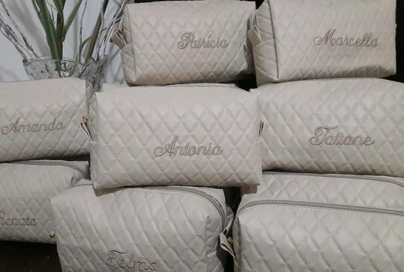 Necessaire em couro personalizada com no