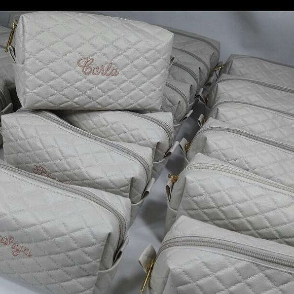 Necessaire em couro personalizada com no