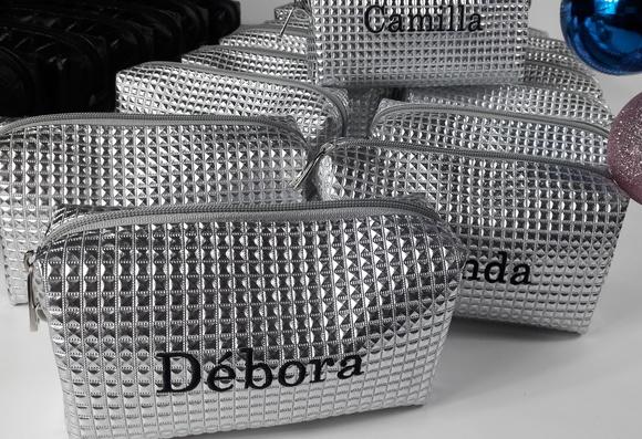 Necessaire em couro personalizada com no