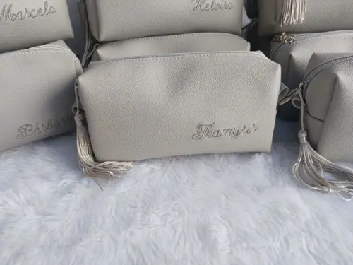 10 Necessaire Box P em Couro Sintético Cinza Claro.