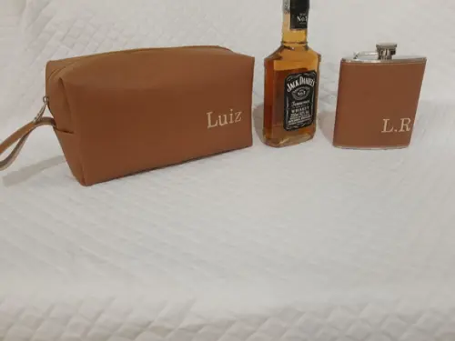 Kit de cantil e nécessaire personalizado em couro