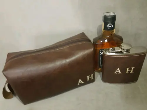 Necessaire e cantil em couro personalizado