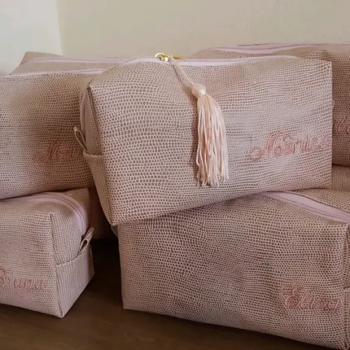Necessaire em couro personalizada com no