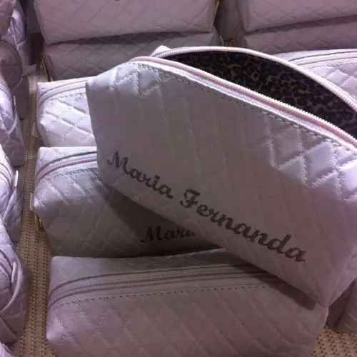Necessaire em couro personalizada com no