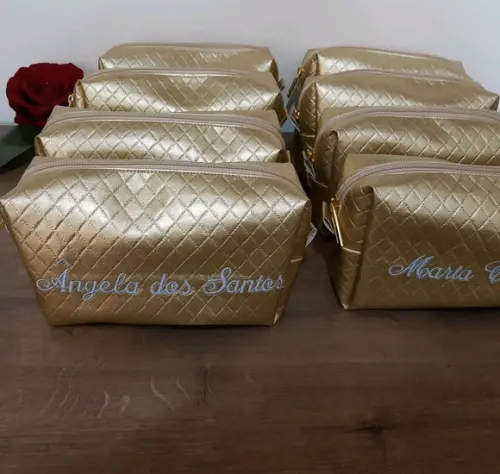 Necessaire em couro personalizada com no