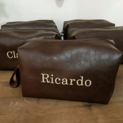 Necessaire em couro personalizada com no