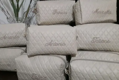 Necessaire em couro personalizada com no