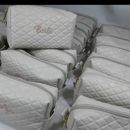 Necessaire em couro personalizada com no