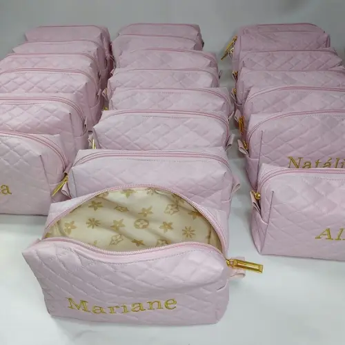 Necessaire em couro personalizada com no