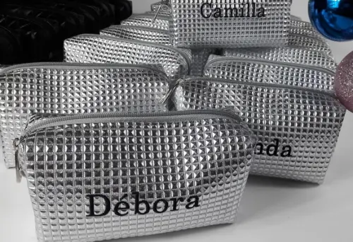 Necessaire em couro personalizada com no