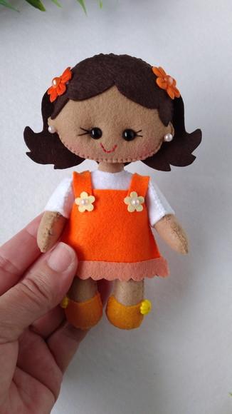 Boneca Mascote Maio Laranja