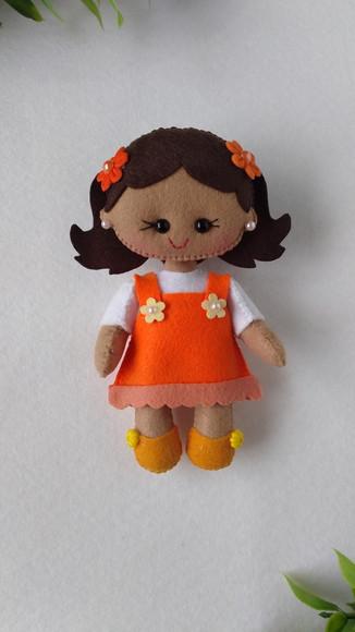 Boneca Mascote Maio Laranja
