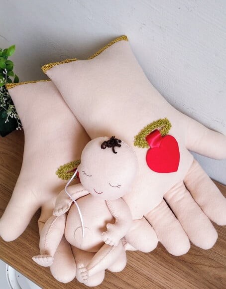 Recurso Visual Mãos de Jesus em Feltro com Bebê