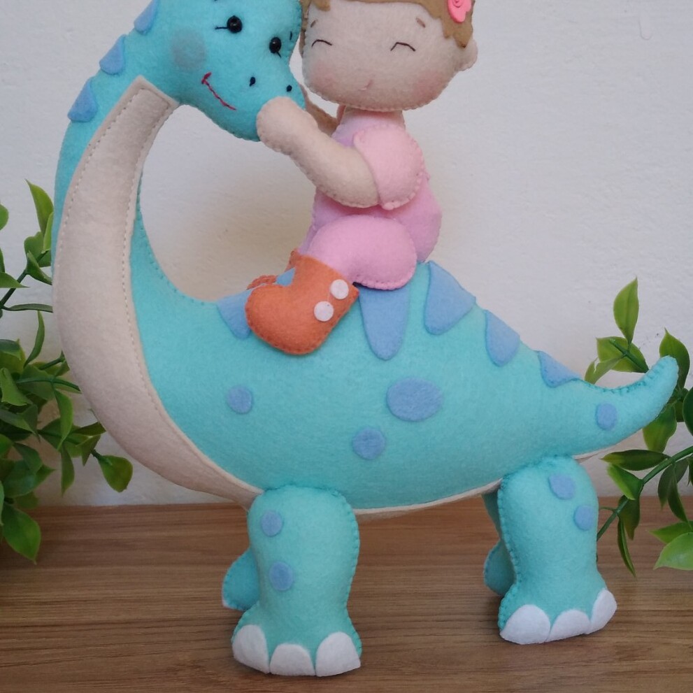 Dinossauro com garotinha em feltro