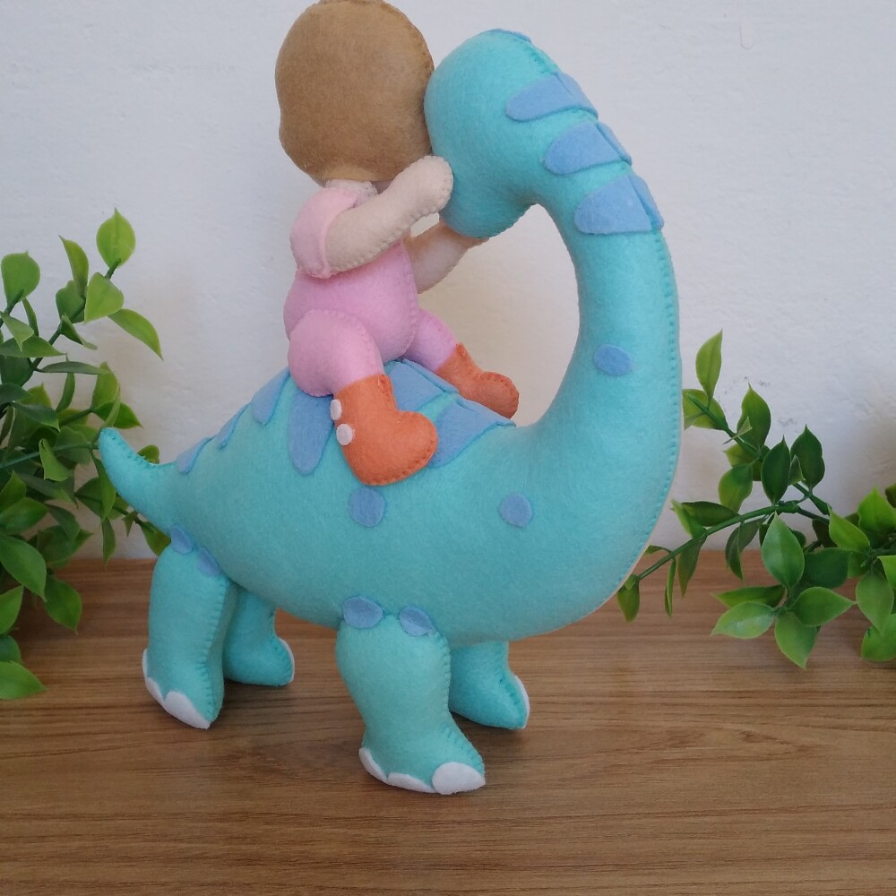 Dinossauro com garotinha em feltro