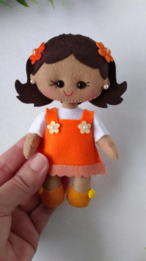 Boneca Mascote Maio Laranja